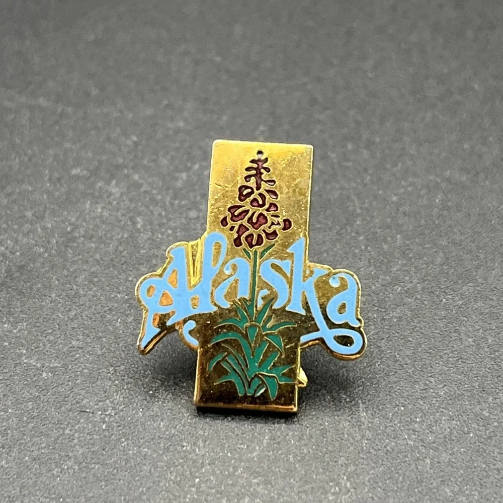 Alaska Gold Tone Purple Flower Lapel Hat Pin‎